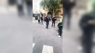 Fotbalová přihrávaná spojila policisty a studenty v Paříži