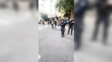 Fotbalová přihrávaná spojila policisty a studenty v Paříži