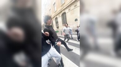 Fotbalová přihrávaná spojila policisty a studenty v Paříži