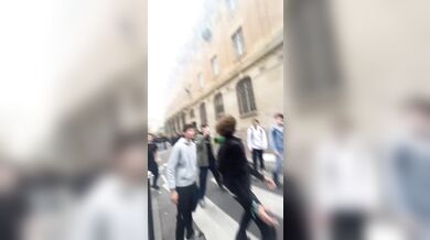 Fotbalová přihrávaná spojila policisty a studenty v Paříži