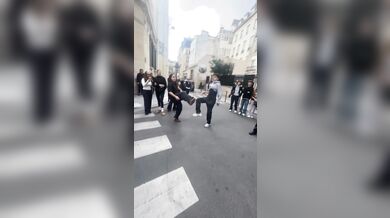 Fotbalová přihrávaná spojila policisty a studenty v Paříži