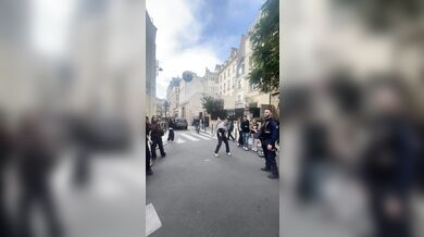 Fotbalová přihrávaná spojila policisty a studenty v Paříži
