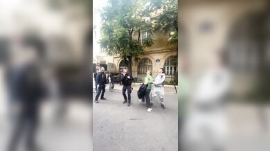 Fotbalová přihrávaná spojila policisty a studenty v Paříži
