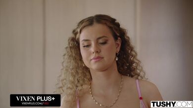 Jessie Rogers dostala od šéfa nekompromisní nášup do řiti přímo na stole