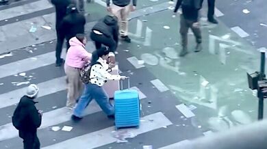 Turistky s kufry prošly přímo uprostřed violentních protestů v Paříži: Zmateně kličkovaly mezi výtržníky