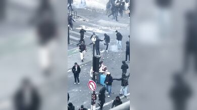 Turistky s kufry prošly přímo uprostřed violentních protestů v Paříži: Zmateně kličkovaly mezi výtržníky