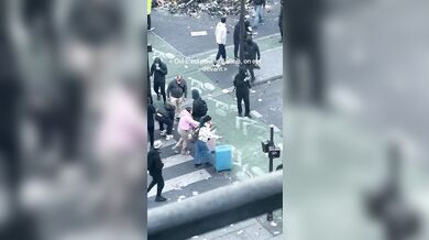 Turistky s kufry prošly přímo uprostřed violentních protestů v Paříži: Zmateně kličkovaly mezi výtržníky