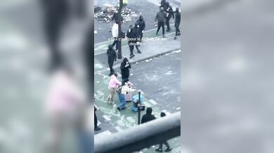 Turistky s kufry prošly přímo uprostřed violentních protestů v Paříži: Zmateně kličkovaly mezi výtržníky