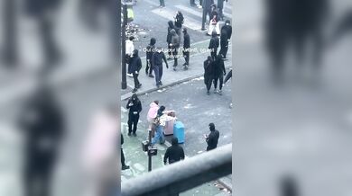 Turistky s kufry prošly přímo uprostřed violentních protestů v Paříži: Zmateně kličkovaly mezi výtržníky