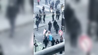 Turistky s kufry prošly přímo uprostřed violentních protestů v Paříži: Zmateně kličkovaly mezi výtržníky