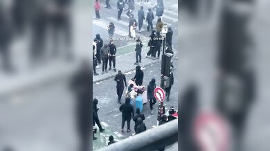 Turistky s kufry prošly přímo uprostřed violentních protestů v Paříži: Zmateně kličkovaly mezi výtržníky