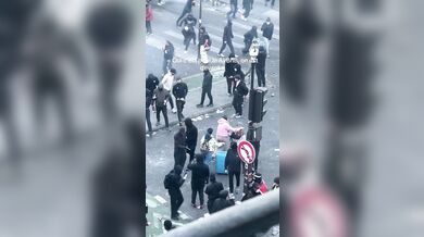 Turistky s kufry prošly přímo uprostřed violentních protestů v Paříži: Zmateně kličkovaly mezi výtržníky