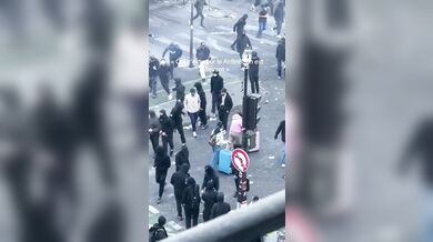 Turistky s kufry prošly přímo uprostřed violentních protestů v Paříži: Zmateně kličkovaly mezi výtržníky