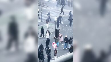 Turistky s kufry prošly přímo uprostřed violentních protestů v Paříži: Zmateně kličkovaly mezi výtržníky