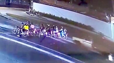 Řidič nákladního vozidla s ovocem srazil motorkáře na semaforu a usmrtil mladou studentku
