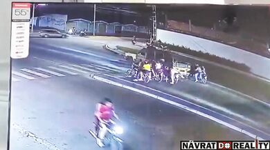 Řidič nákladního vozidla s ovocem srazil motorkáře na semaforu a usmrtil mladou studentku