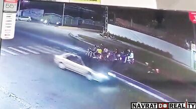Řidič nákladního vozidla s ovocem srazil motorkáře na semaforu a usmrtil mladou studentku