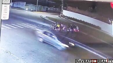Řidič nákladního vozidla s ovocem srazil motorkáře na semaforu a usmrtil mladou studentku