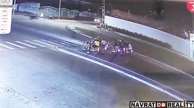 Řidič nákladního vozidla s ovocem srazil motorkáře na semaforu a usmrtil mladou studentku
