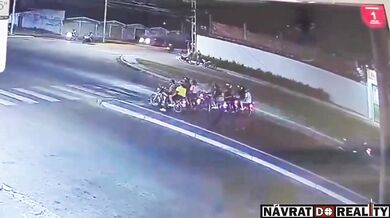 Řidič nákladního vozidla s ovocem srazil motorkáře na semaforu a usmrtil mladou studentku