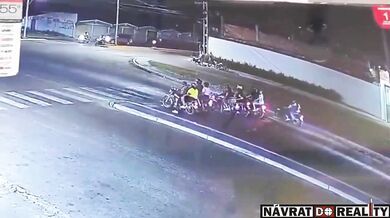 Řidič nákladního vozidla s ovocem srazil motorkáře na semaforu a usmrtil mladou studentku