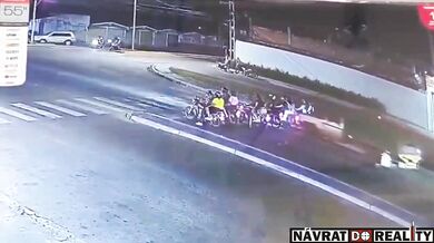 Řidič nákladního vozidla s ovocem srazil motorkáře na semaforu a usmrtil mladou studentku