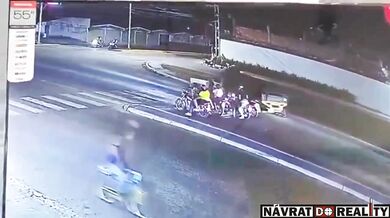 Řidič nákladního vozidla s ovocem srazil motorkáře na semaforu a usmrtil mladou studentku