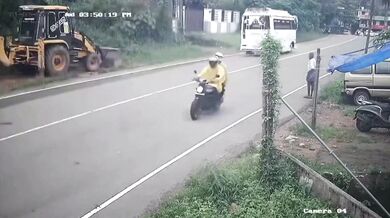 Muže srazilo auto na silnici