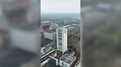 Demolice těžní věže v Karviné: Téměř sedmdesátimetrová dominanta Dolu ČSA šla k zemi