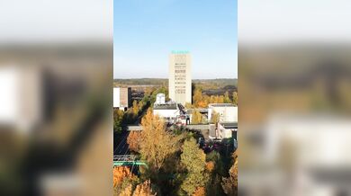 Demolice těžní věže v Karviné: Téměř sedmdesátimetrová dominanta Dolu ČSA šla k zemi
