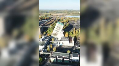Demolice těžní věže v Karviné: Téměř sedmdesátimetrová dominanta Dolu ČSA šla k zemi