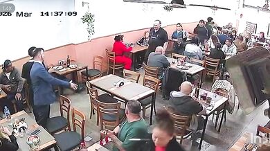 Blesková krádež v restauraci: Pohotový číšník zastavil taxi a zachránil ukradený batoh