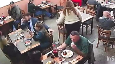 Blesková krádež v restauraci: Pohotový číšník zastavil taxi a zachránil ukradený batoh