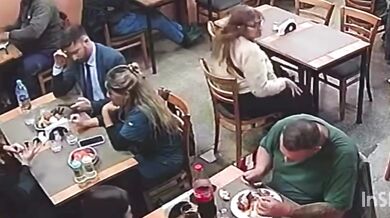Blesková krádež v restauraci: Pohotový číšník zastavil taxi a zachránil ukradený batoh