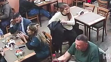 Blesková krádež v restauraci: Pohotový číšník zastavil taxi a zachránil ukradený batoh
