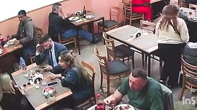 Blesková krádež v restauraci: Pohotový číšník zastavil taxi a zachránil ukradený batoh