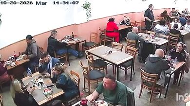 Blesková krádež v restauraci: Pohotový číšník zastavil taxi a zachránil ukradený batoh