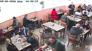 Blesková krádež v restauraci: Pohotový číšník zastavil taxi a zachránil ukradený batoh