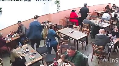 Blesková krádež v restauraci: Pohotový číšník zastavil taxi a zachránil ukradený batoh