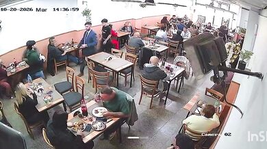 Blesková krádež v restauraci: Pohotový číšník zastavil taxi a zachránil ukradený batoh