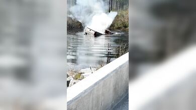 Hašení hořícího grilu na korbě auta na Floridě: Řidič couvnul s vozem rovnou do řeky