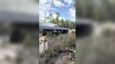 Hašení hořícího grilu na korbě auta na Floridě: Řidič couvnul s vozem rovnou do řeky