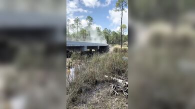 Hašení hořícího grilu na korbě auta na Floridě: Řidič couvnul s vozem rovnou do řeky