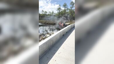 Hašení hořícího grilu na korbě auta na Floridě: Řidič couvnul s vozem rovnou do řeky