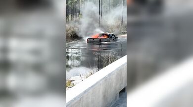 Hašení hořícího grilu na korbě auta na Floridě: Řidič couvnul s vozem rovnou do řeky