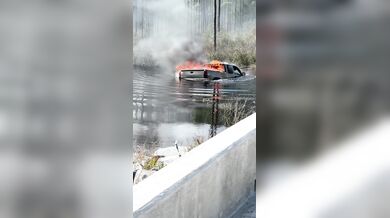 Hašení hořícího grilu na korbě auta na Floridě: Řidič couvnul s vozem rovnou do řeky
