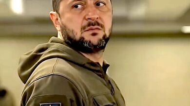 Zelenskyj a Putin u nákupního auta: Vtipné video ukazuje překvapení v kufru staré lady