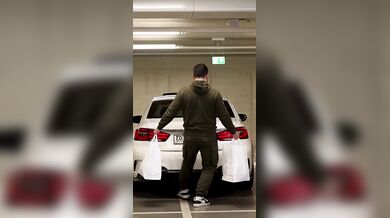 Zelenskyj a Putin u nákupního auta: Vtipné video ukazuje překvapení v kufru staré lady