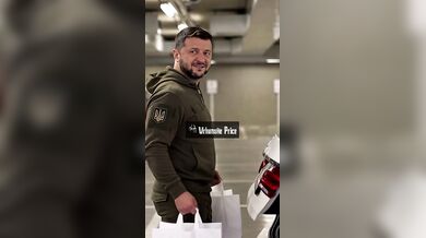 Zelenskyj a Putin u nákupního auta: Vtipné video ukazuje překvapení v kufru staré lady