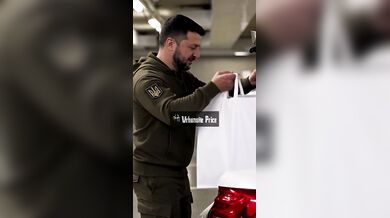 Zelenskyj a Putin u nákupního auta: Vtipné video ukazuje překvapení v kufru staré lady